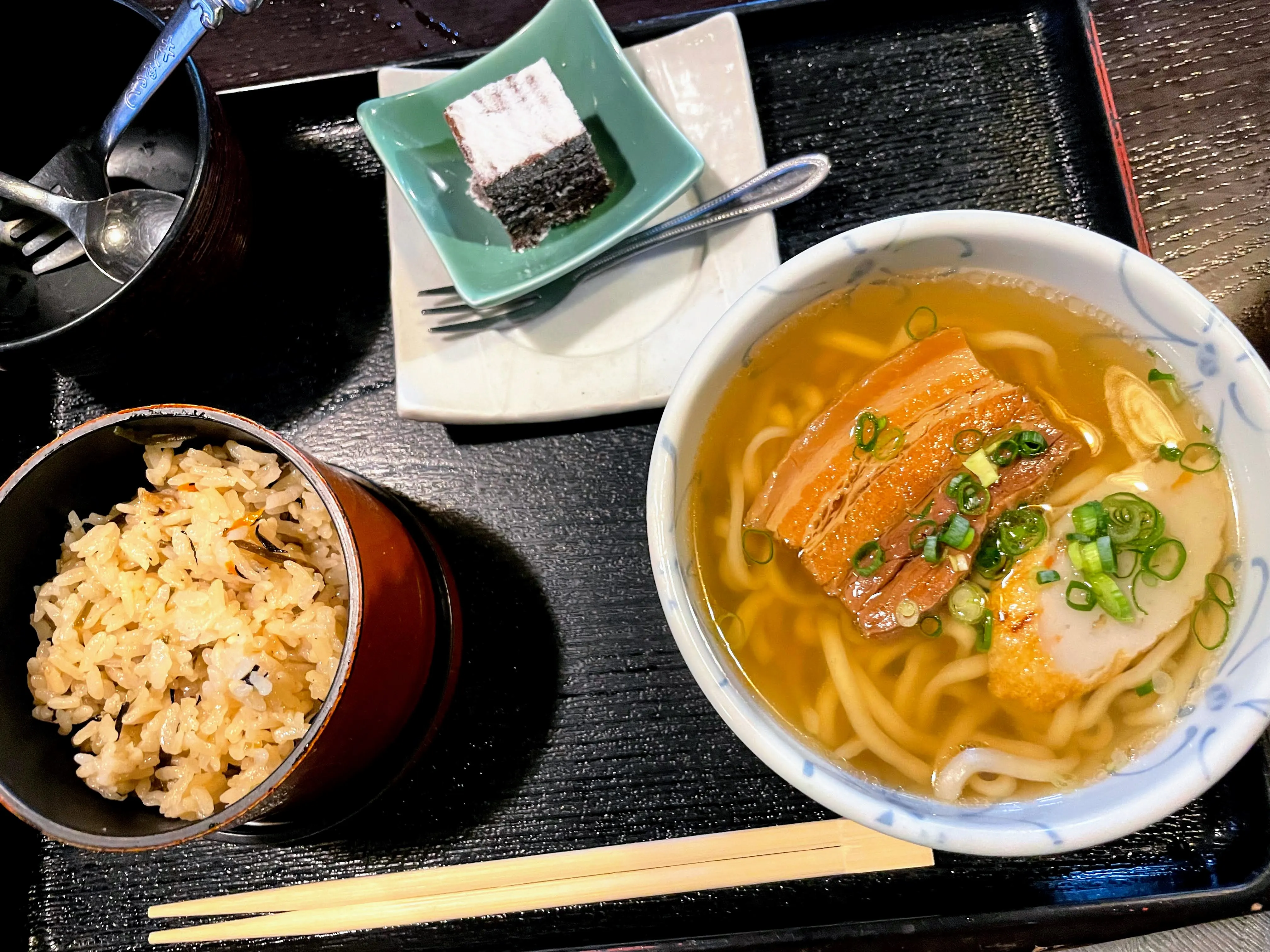 大家のミニ沖縄そば。骨付き三枚肉とかまぼこ、デザートのケーキが付いている
