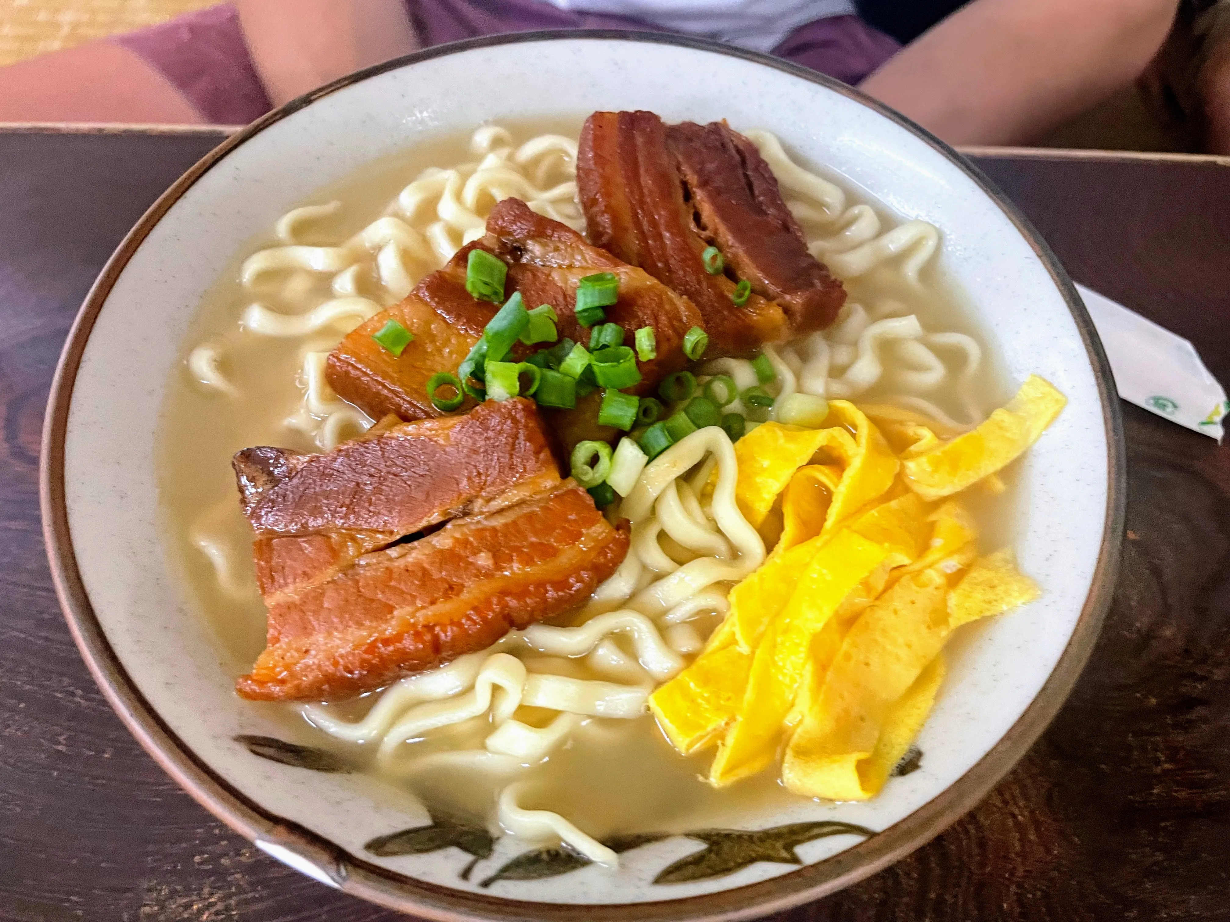浜屋の三枚肉そば。帯状の三枚肉がのっている