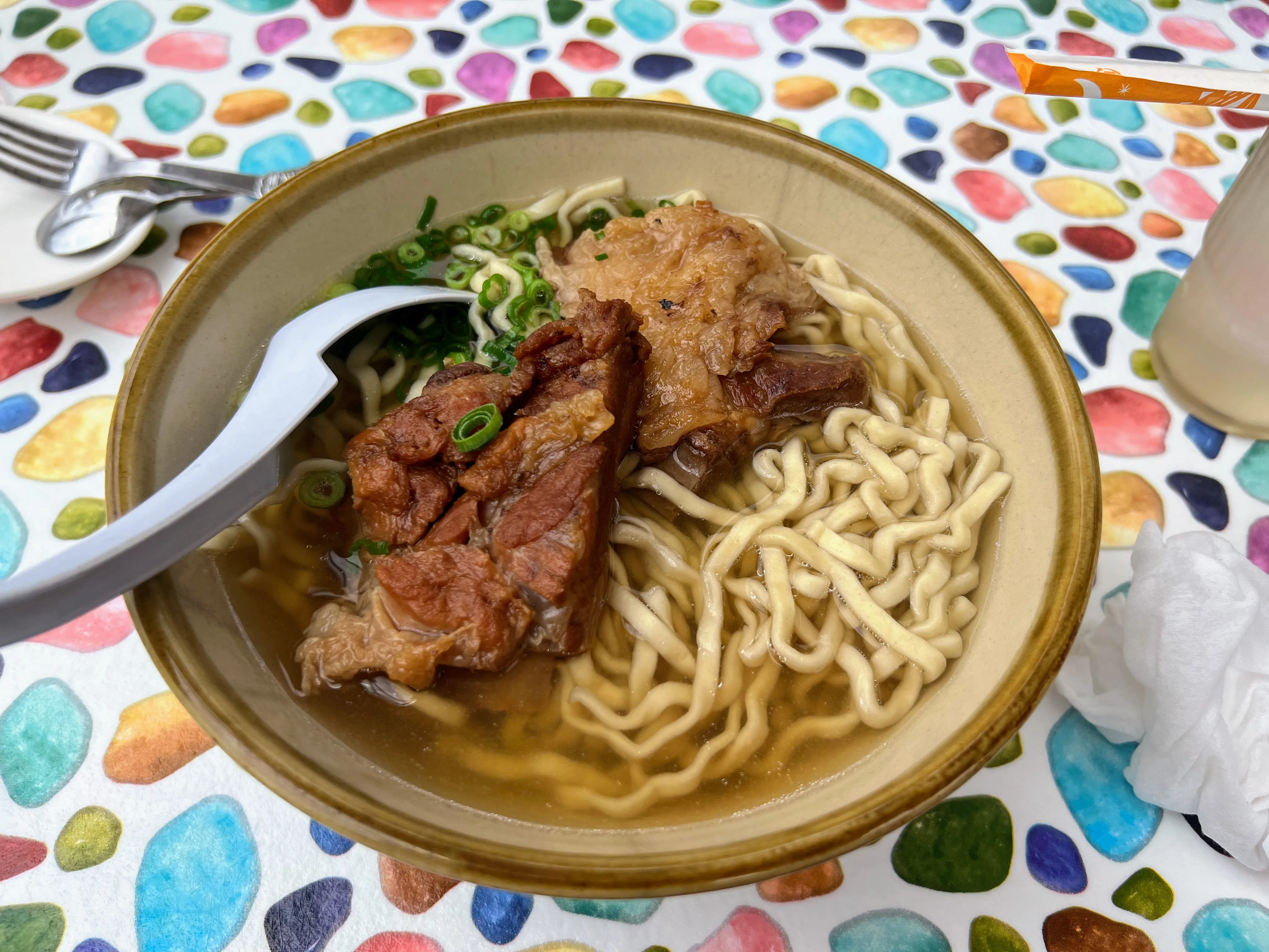 なかむらそばの三枚肉そば。帯状の三枚肉と骨付きの三枚肉がのっている