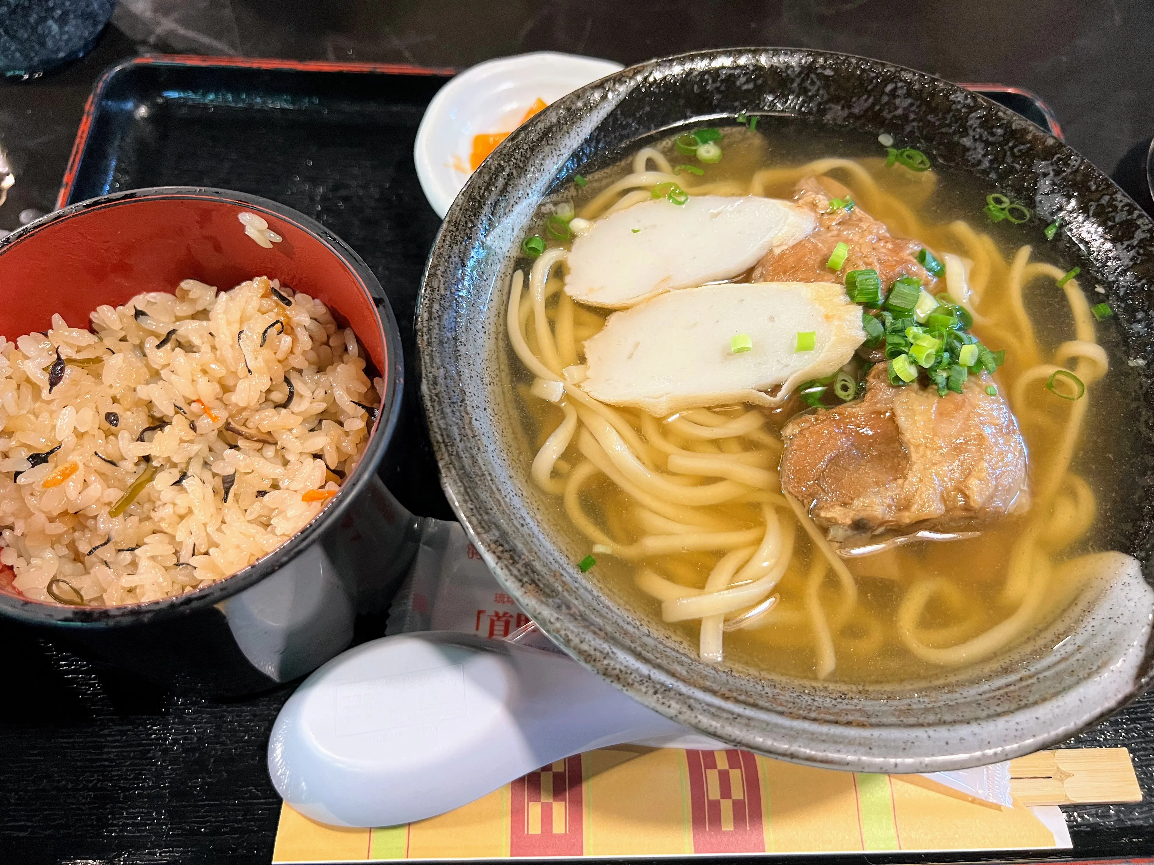 大家セットのそば。かまぼこと骨付きの三枚肉がのっている