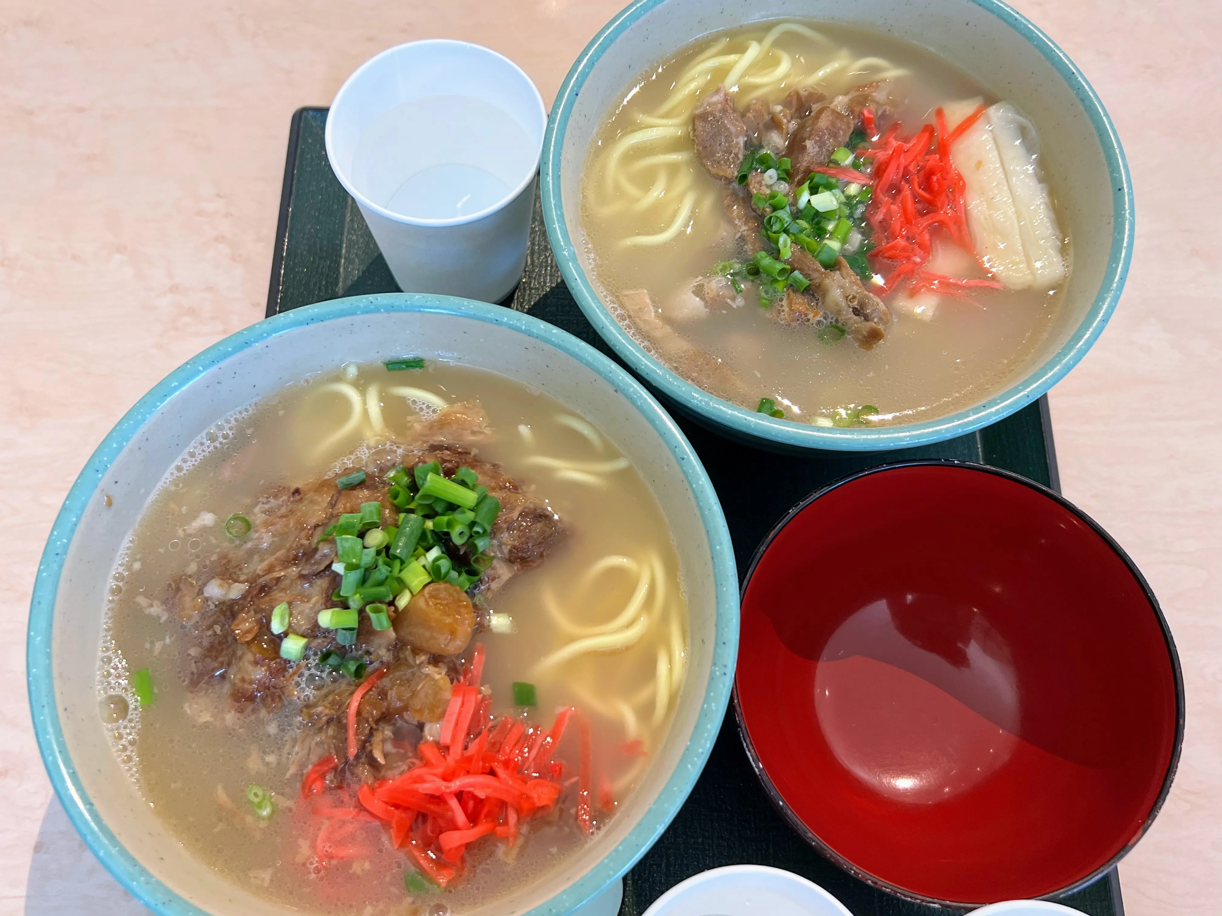 やいま村のそば。三枚肉と紅生姜がのっている