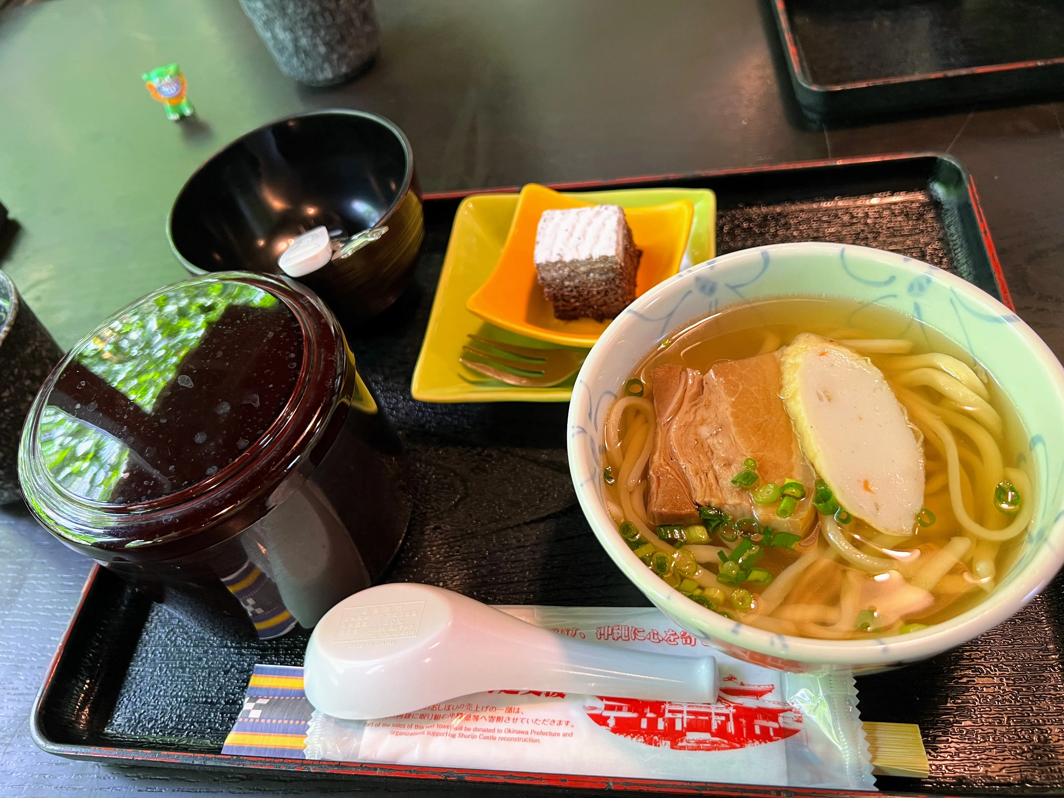 大家のミニ沖縄そば。三枚肉とかまぼこがのっている