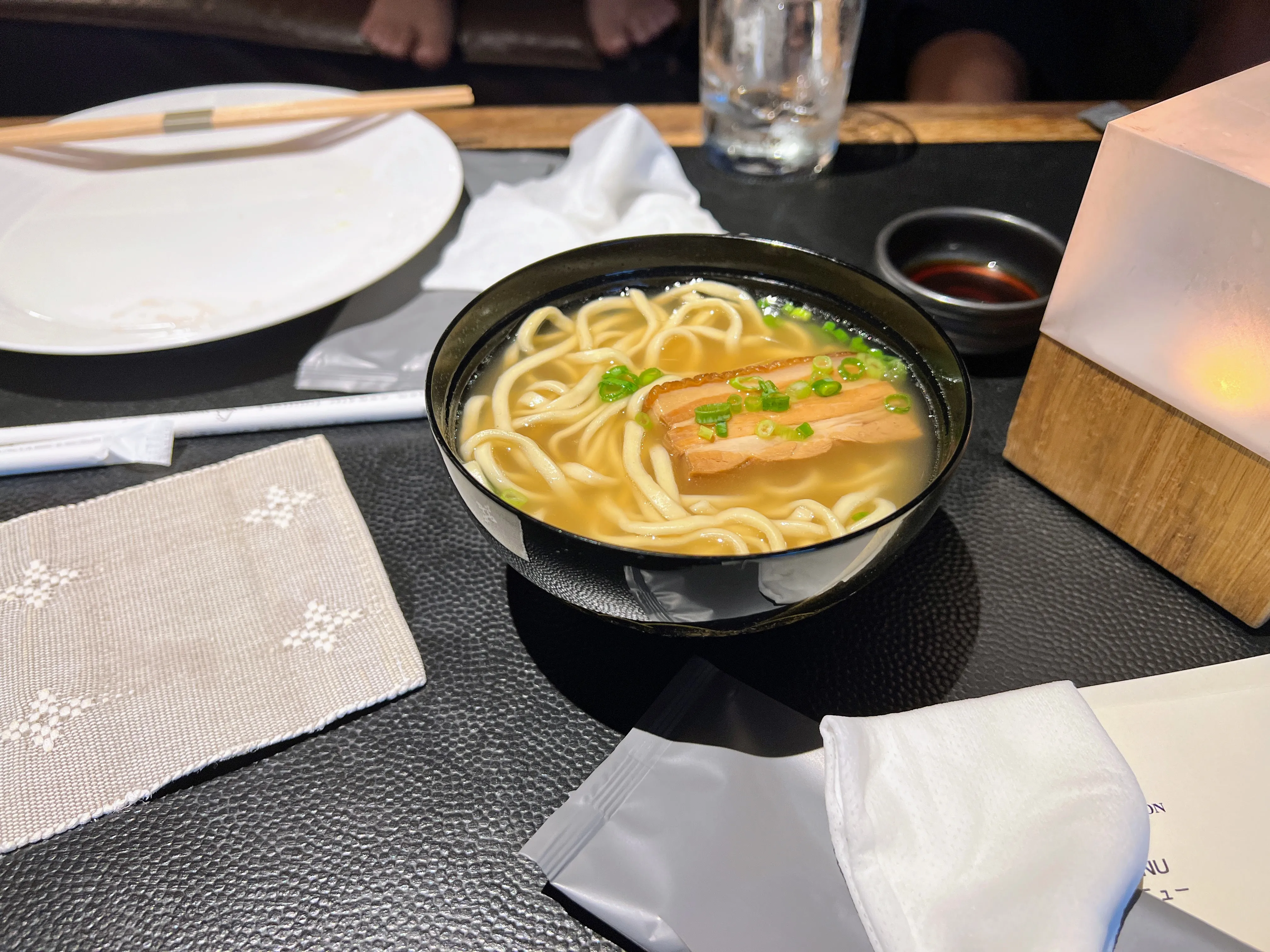 ロビーラウンジ&バーの子ども用沖縄そば。三枚肉がのっている