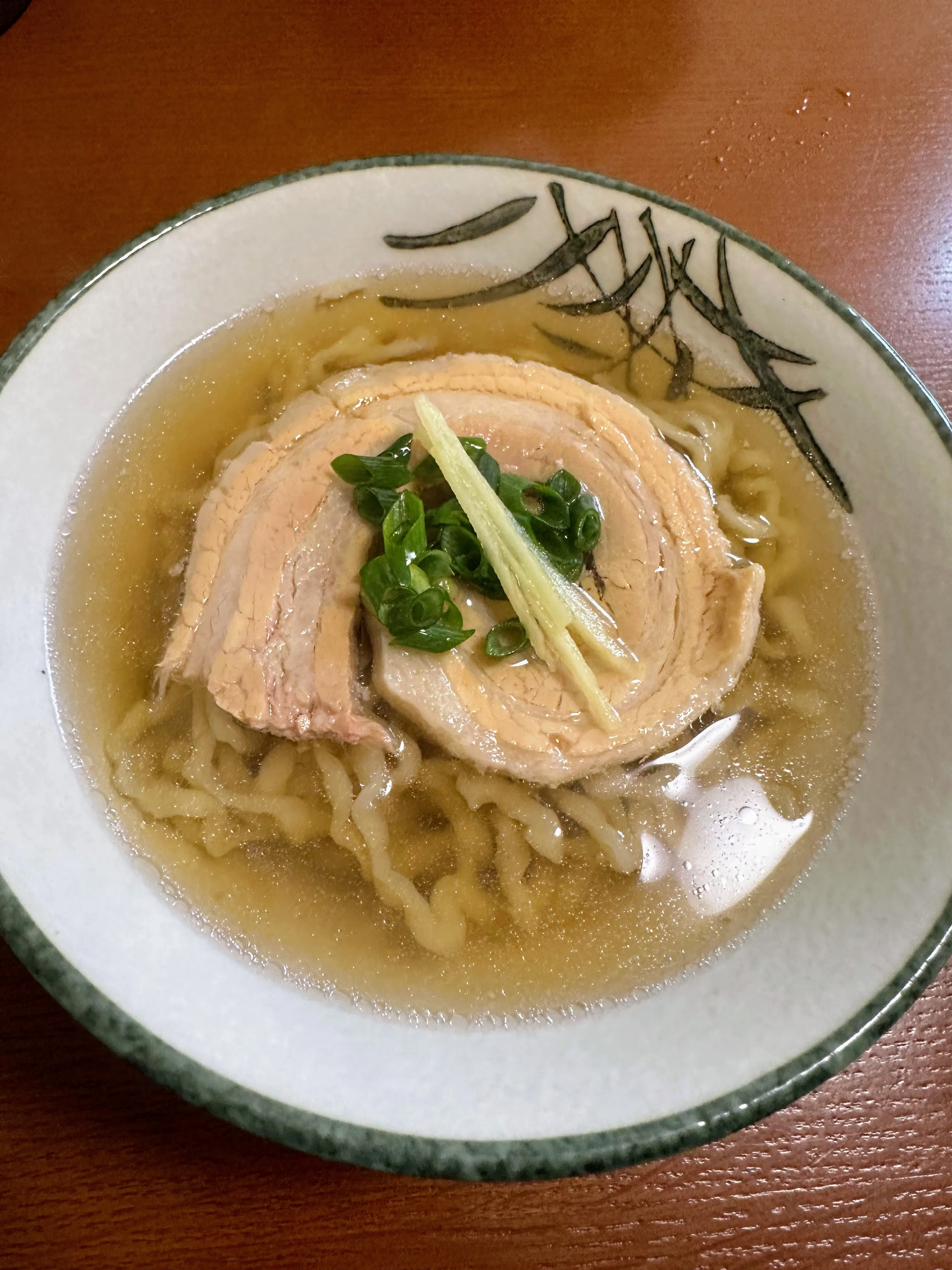 にいまそばの宮古そば。三枚肉と小口ねぎがのっている