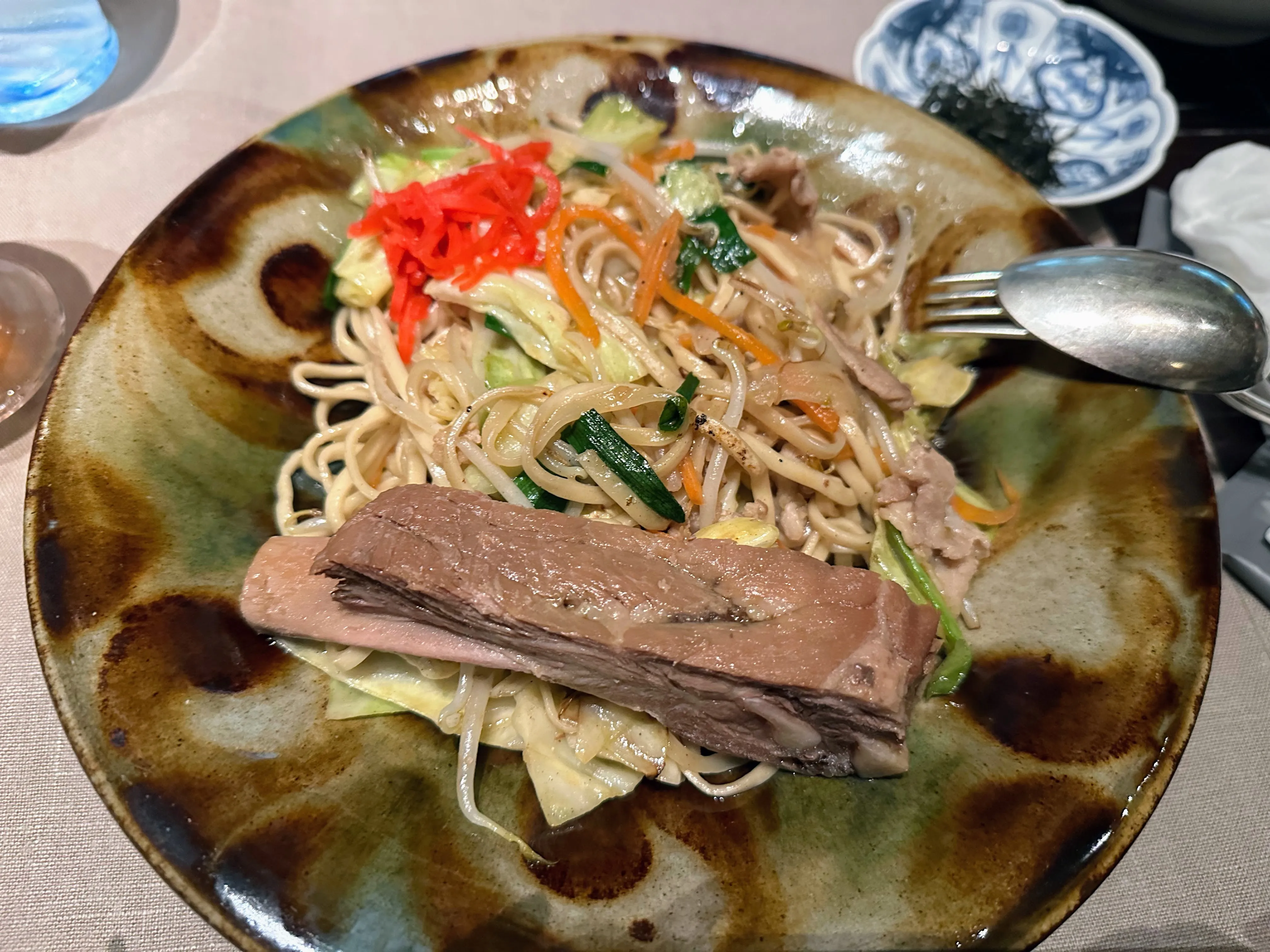 グスクの焼きそば風沖縄そば。紅生姜とかまぼこ、三枚肉が添えられている（2023年1月再訪時）