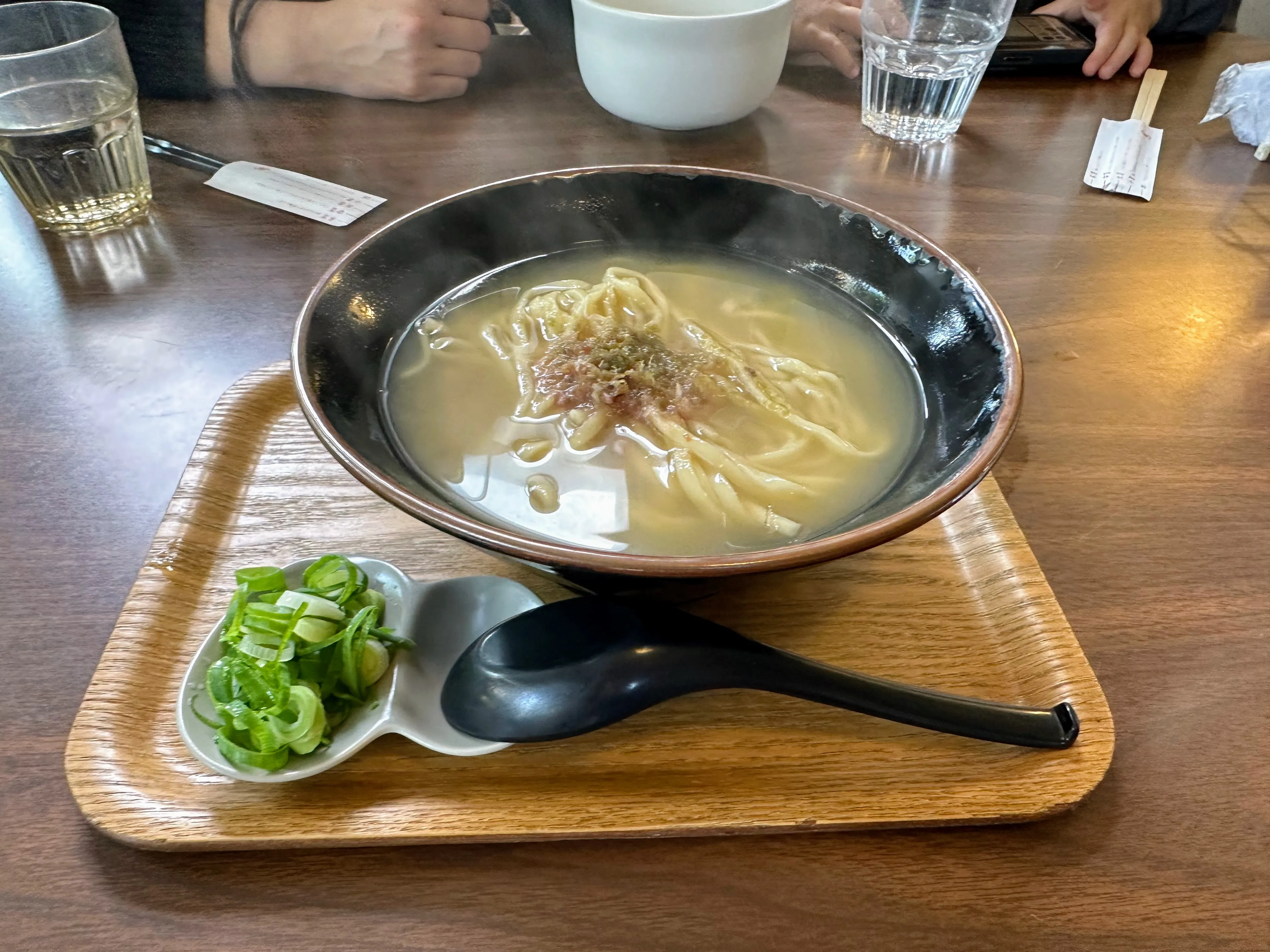 首里ほりかわのそば。透き通ったスープに鰹節と刻みしょうががのっている