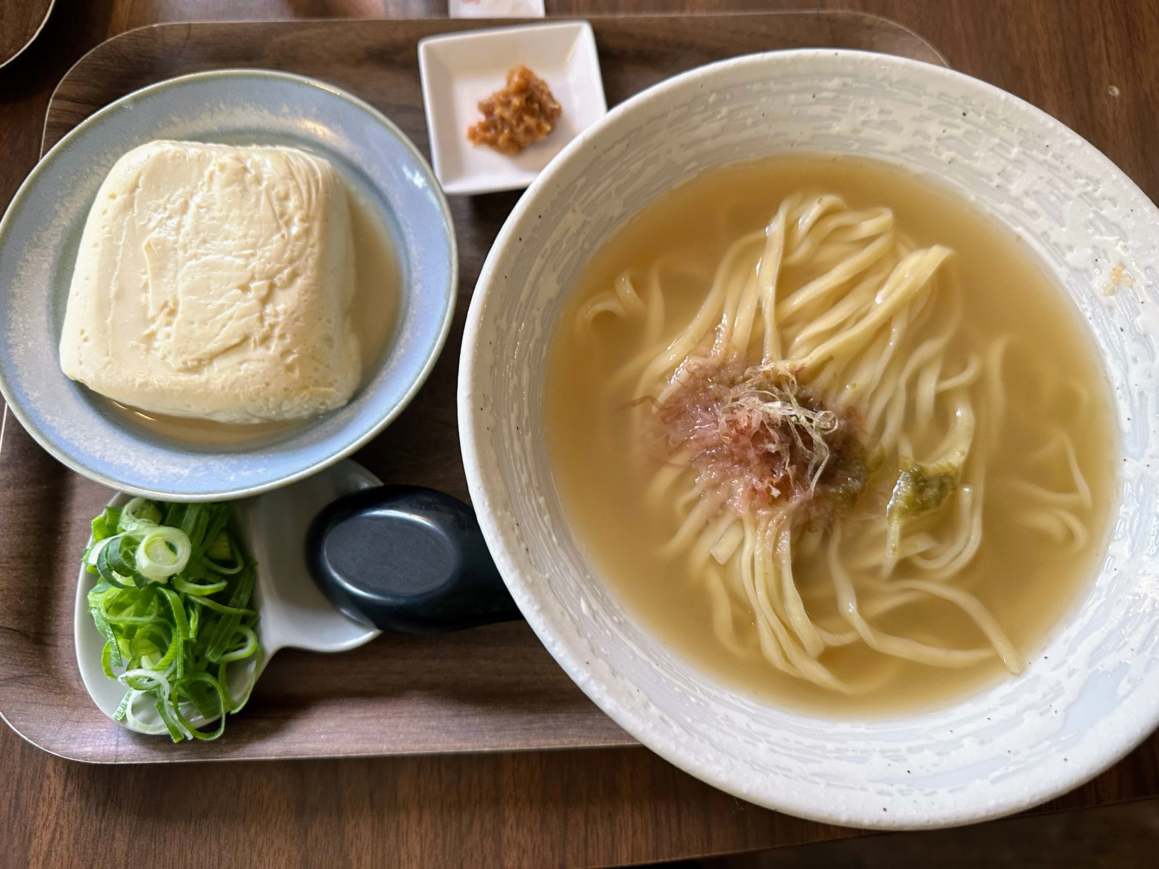 首里ほりかわのとうふそば。大ぶりの島豆腐がのっている