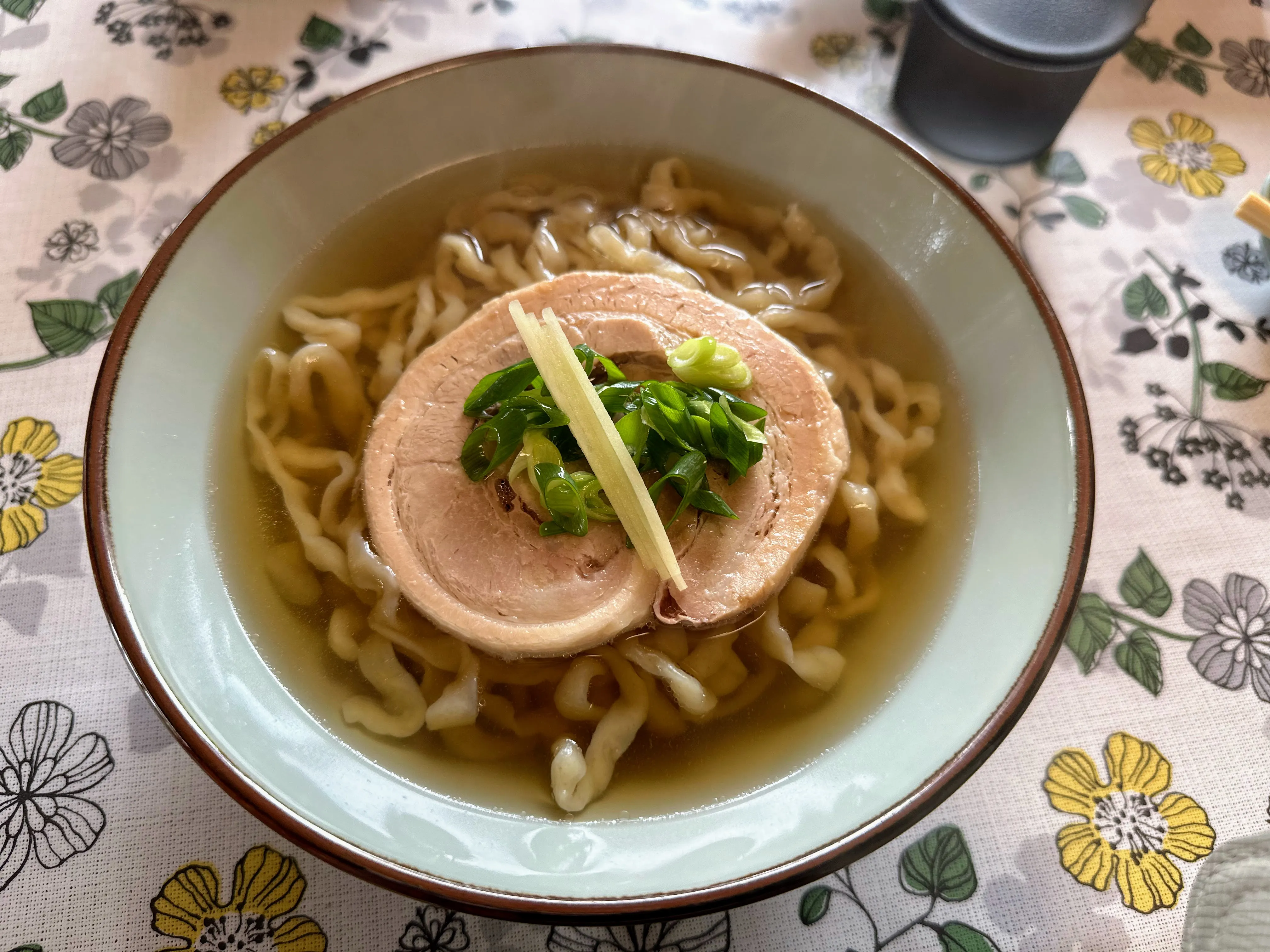 にいまそばの宮古そば。あっさりとしたスープに三枚肉がのっている