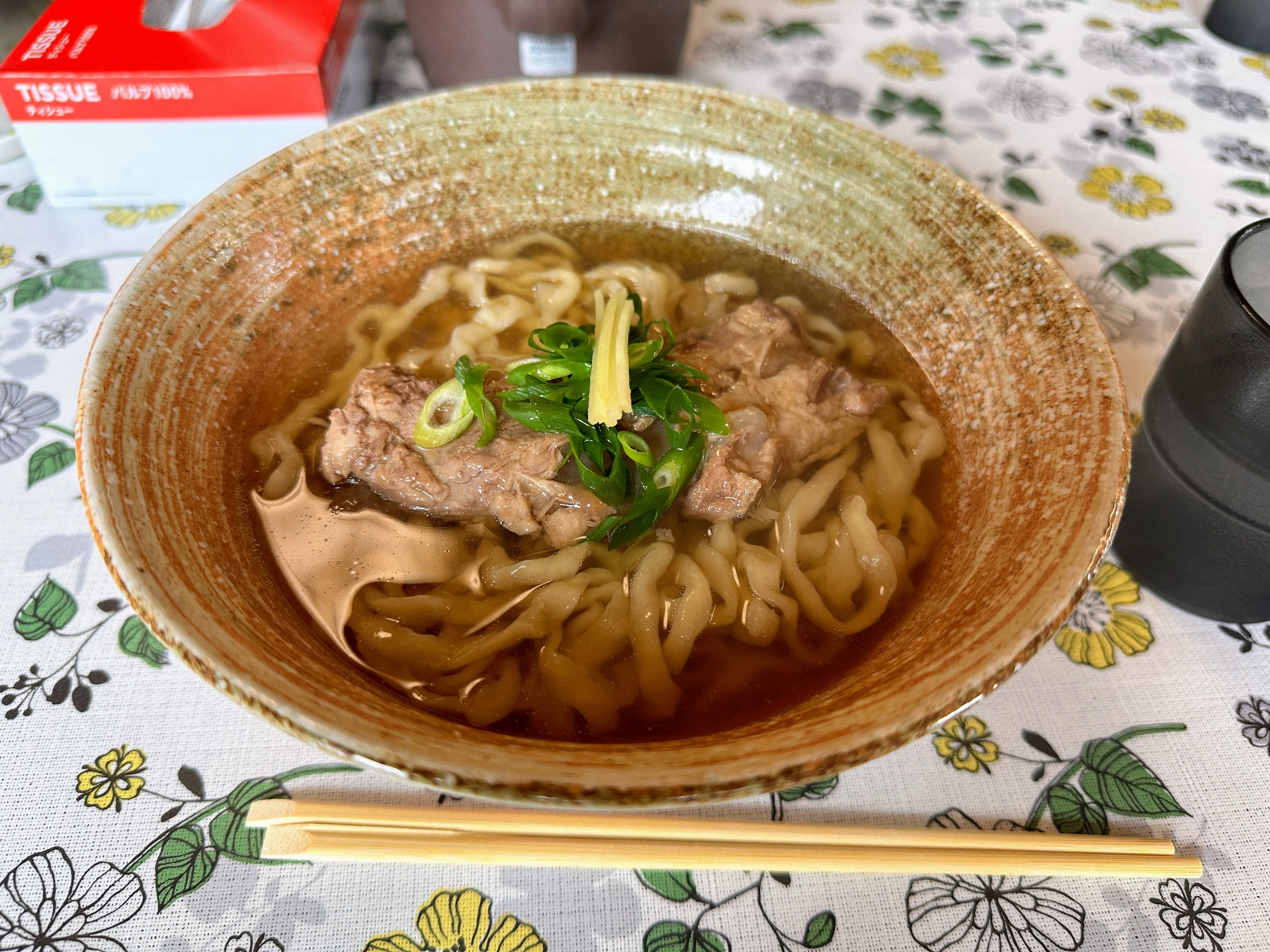 にいまそばのなんこつそば。赤みのある濃いめのスープに角切りの軟骨がのっている