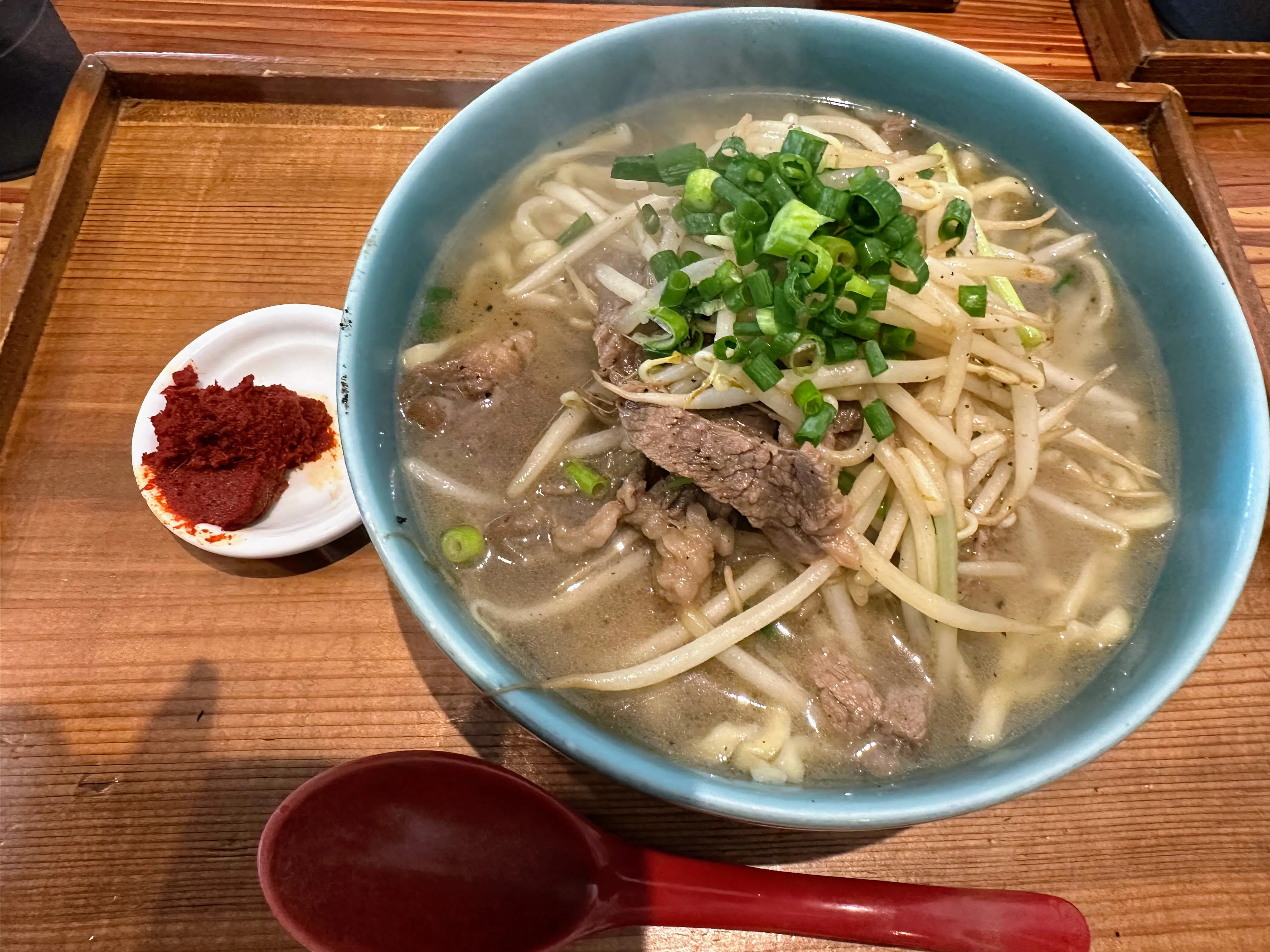 OKINAWA SOBA EIBUNの子ども用の沖縄そば。三枚肉とかまぼこがのっていて、じゅーしーが添えられている