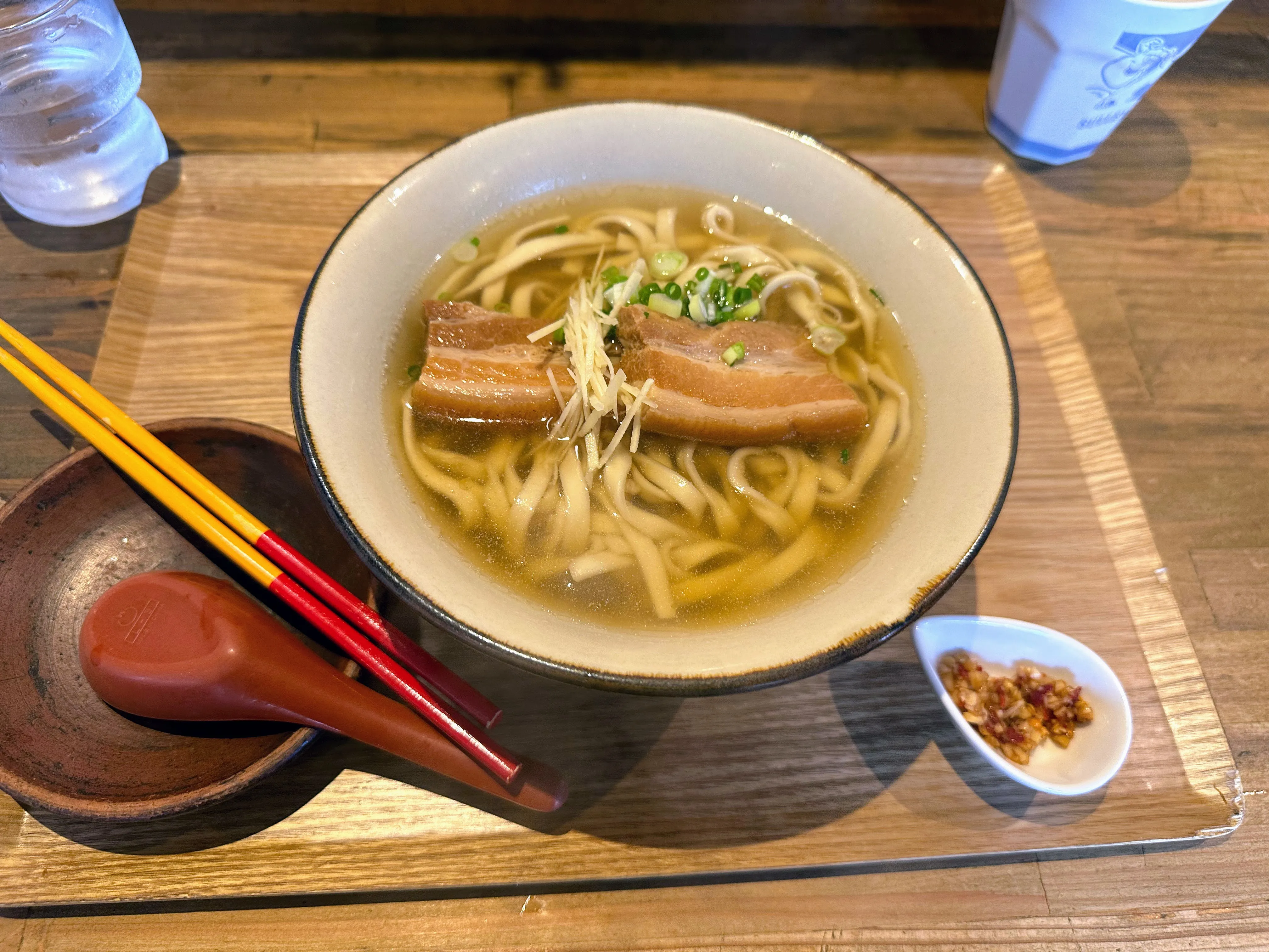 麺処てぃあんだーのそば。あっさりとしたスープに三枚肉としょうが、別皿にソーキが添えられている
