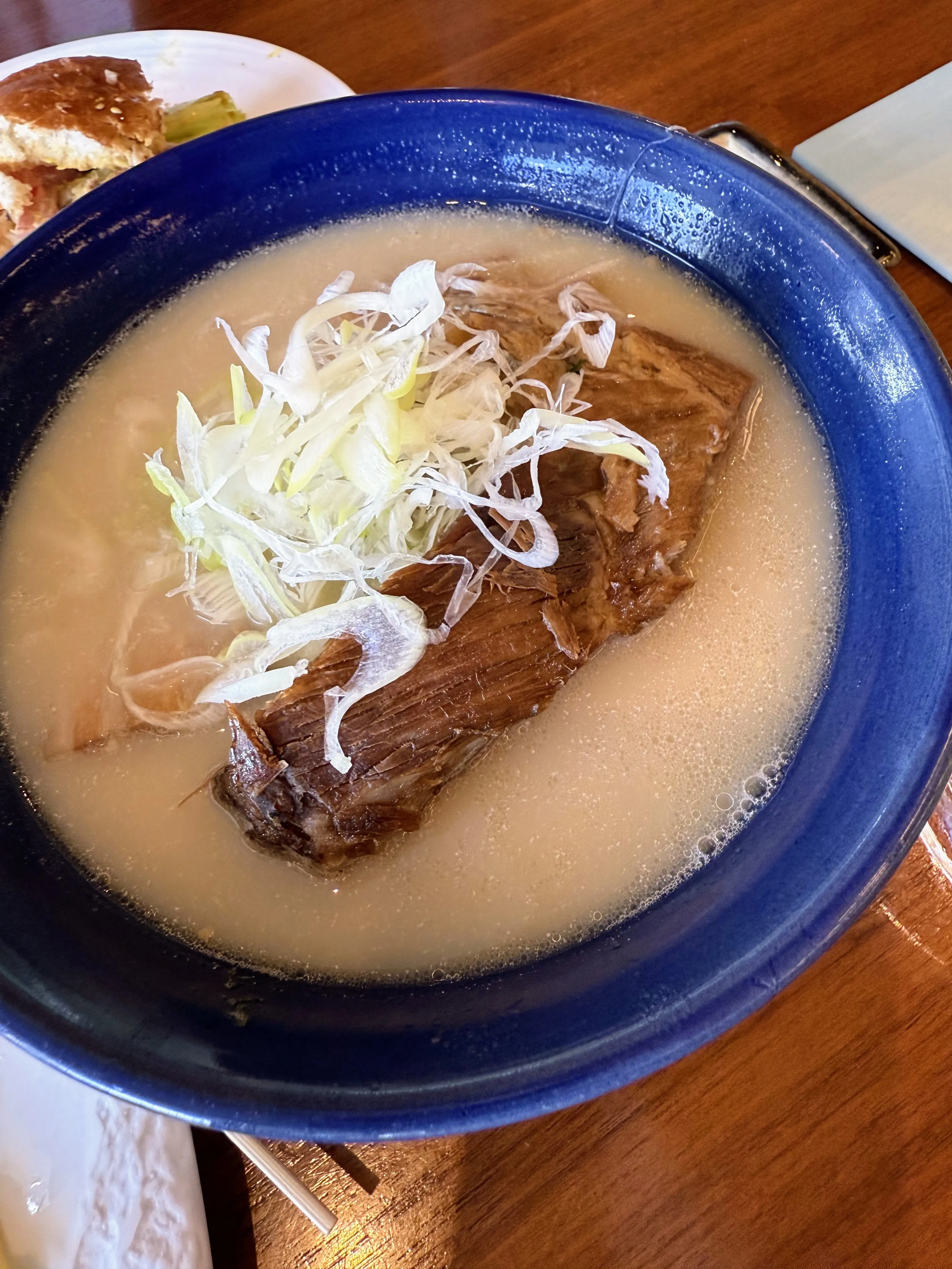 ハレクラニ沖縄のビュッフェの沖縄そば。帯状の三枚肉と千切りしょうががのっている