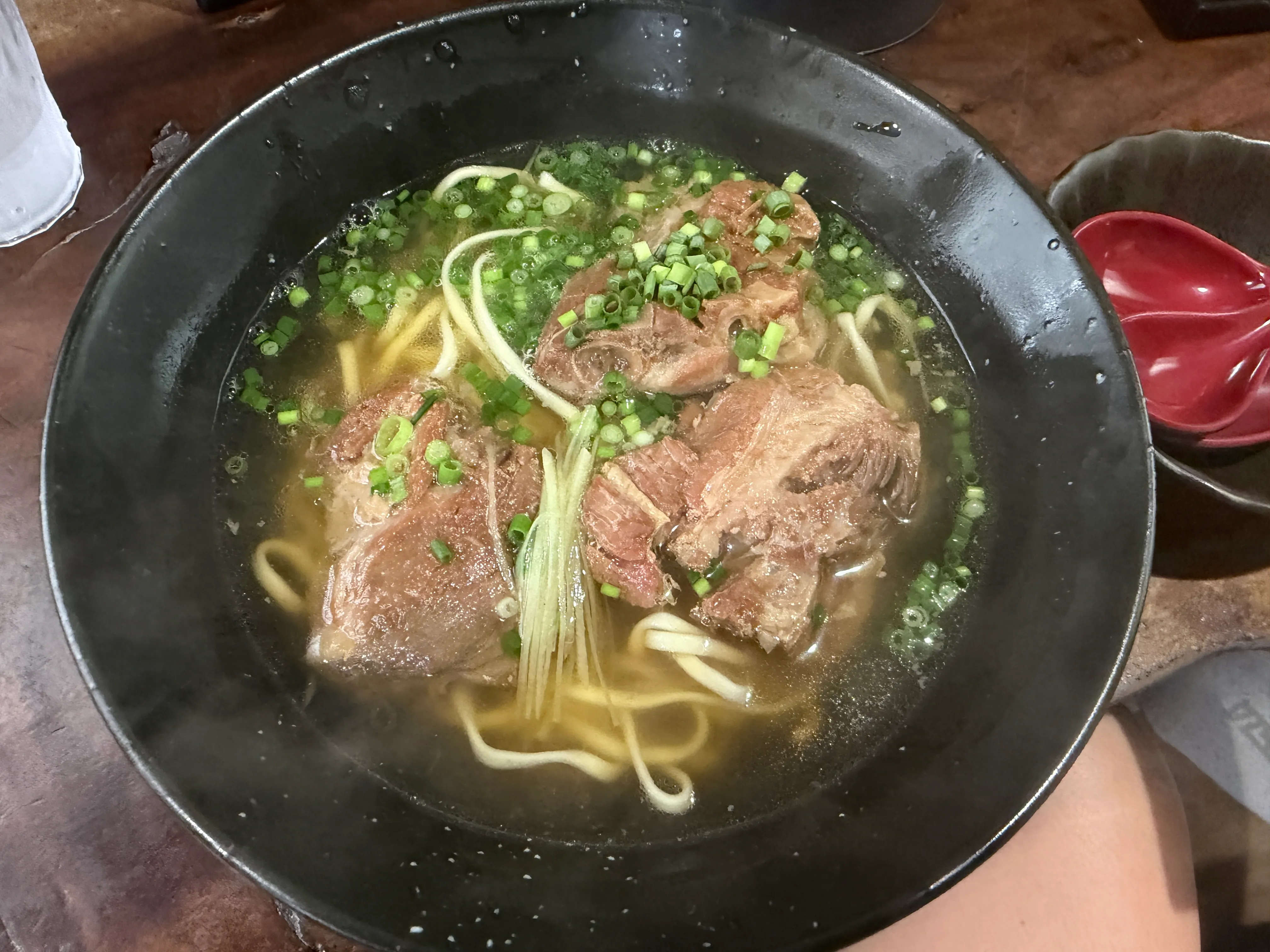 すーまぬめーのソーキそば。大ぶりの骨付きソーキがのっている